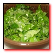измельченные листья салата для итальянского салата