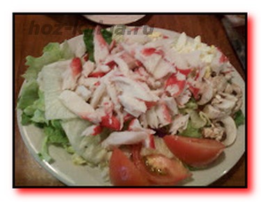Крабовый салат с курицей и помидорами