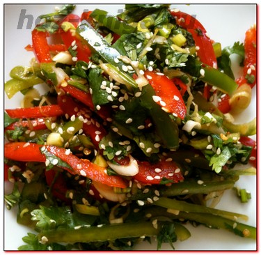 Салат из овощей с кунжутом