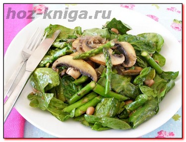 Теплый салат со спаржей и грибами