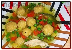 Куриный суп с сырными клецками и зеленым горошком